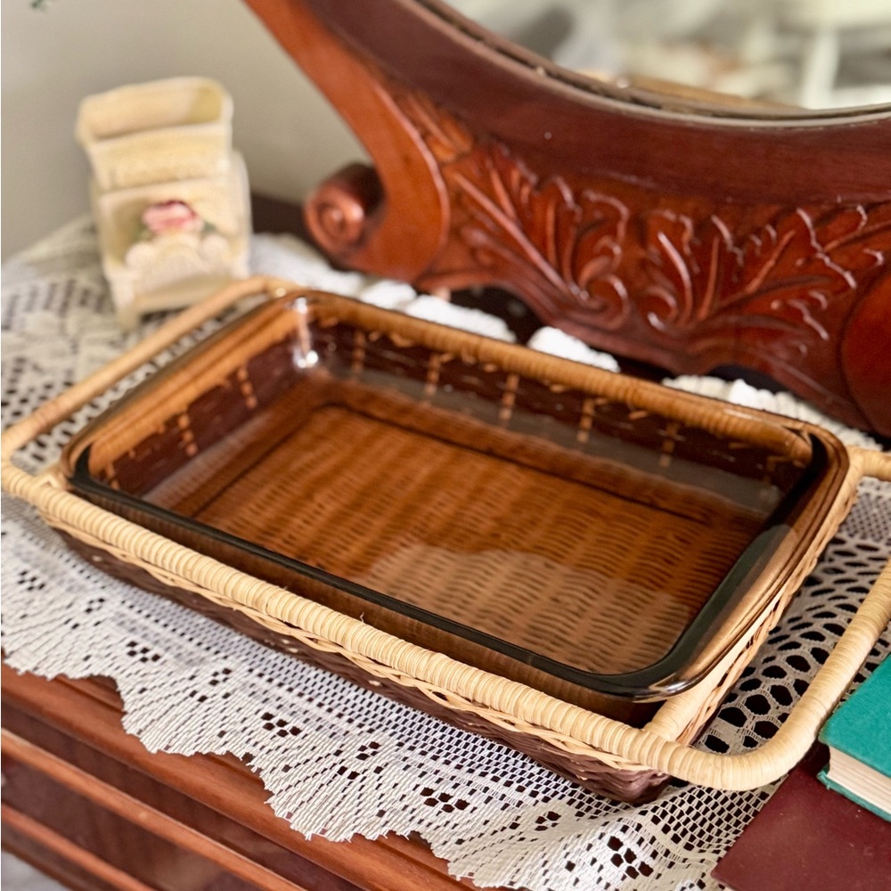 Vintage Amber Pyrex Baking Dish + Rattan Carrier (232-H, 2.6L)